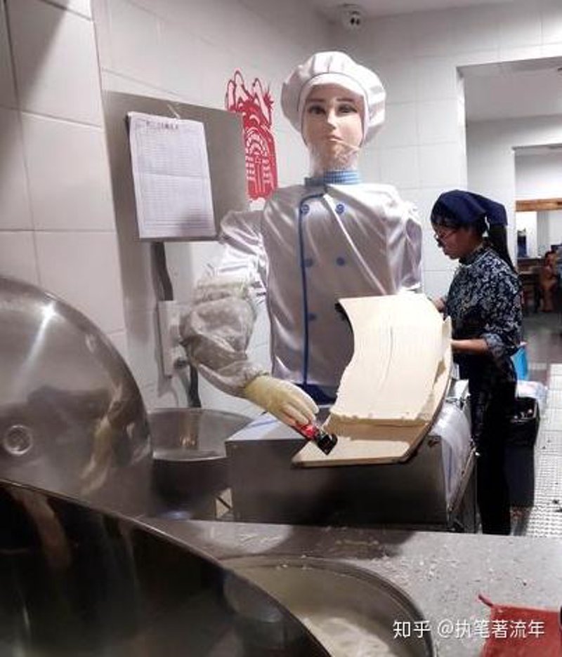 面对传统手工艺的挑战,现代科技正逐步改变我们的饮食方式。在众多智能餐饮设备中,“刀削面机器人”凭借其卓越性能逐渐成为面食机械厂家的新宠。今天我们就来对比一下刀削面机器人的优势与劣势。